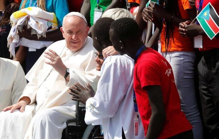 El Papa Francisco habla con varios jóvenes durante un encuentro en la Catedral de Santa Teresa en Yuba, Sudán del Sur. REUTERS/Thomas Mukoya