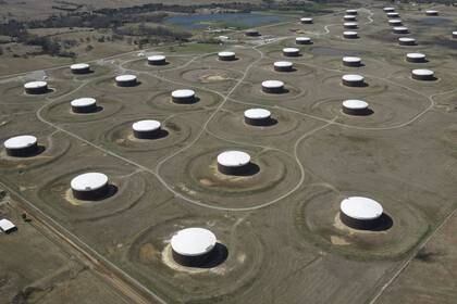 Tanques de almacenamiento de crudo en un área del centro petrolero de Cushing, en el estado de Oklahoma, Estados Unidos (REUTERS/Nick Oxford)
