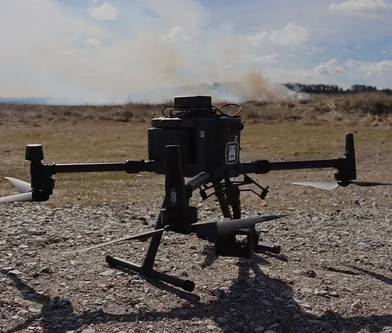 Fire AI de Robotto ha sido dise&ntilde;ada especialmente para realizar rastreos en &aacute;reas de dif&iacute;cil acceso para equipos terrestres y para detectar focos de incendio de forma temprana. Foto: Robotto.ai