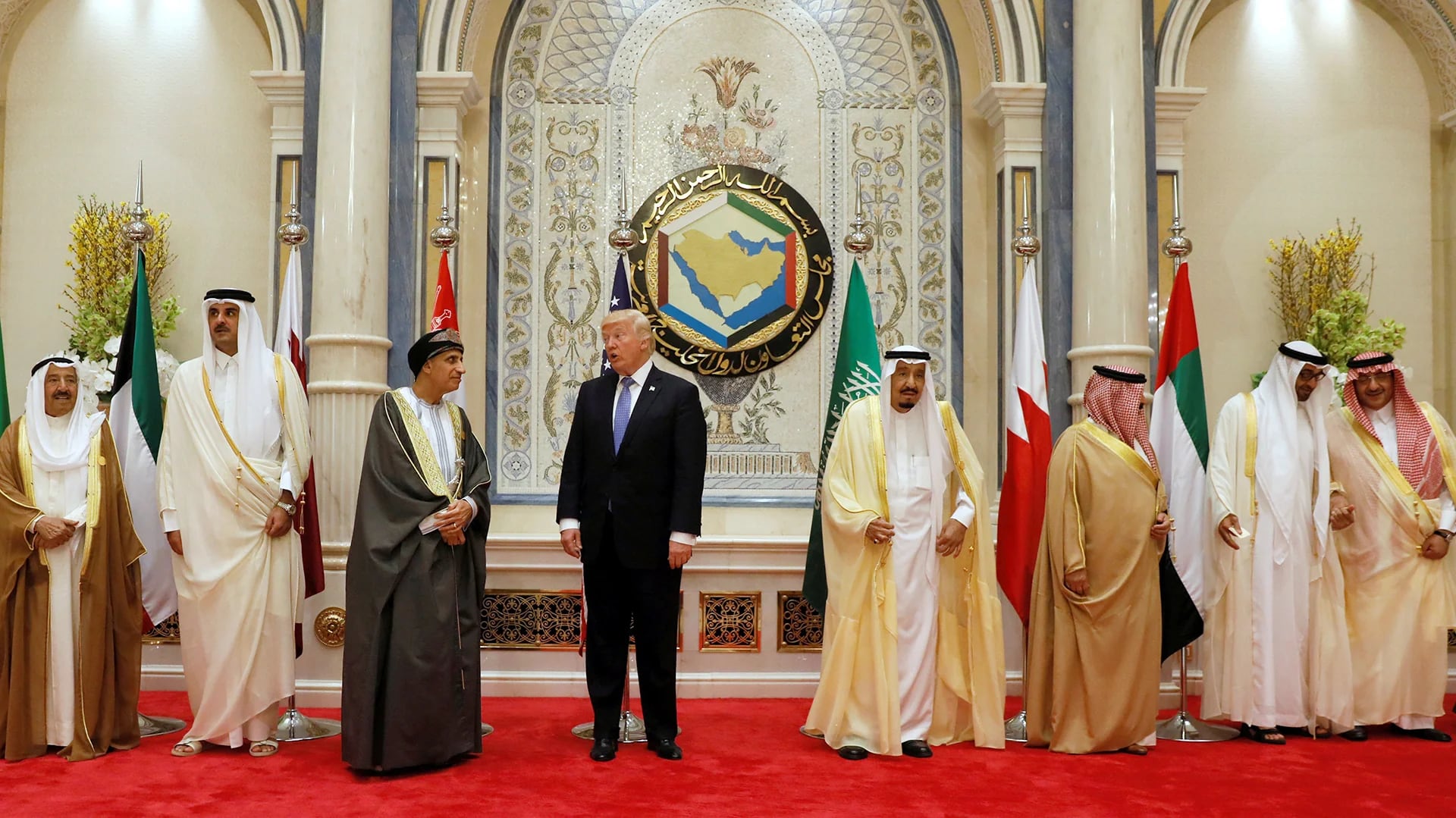 Donald Trump conversa con el omaní Fahd bin Mahmoud Al-Said (Reuters)