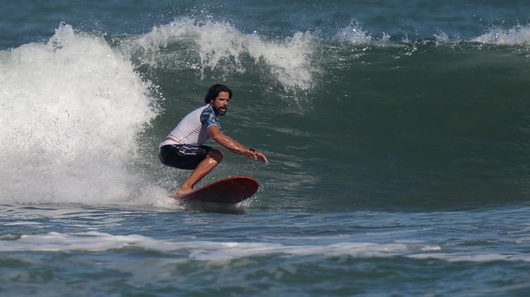 Luciano Castro aprovechÃ³ su Ãºltimo dÃ­a de playa para surfear