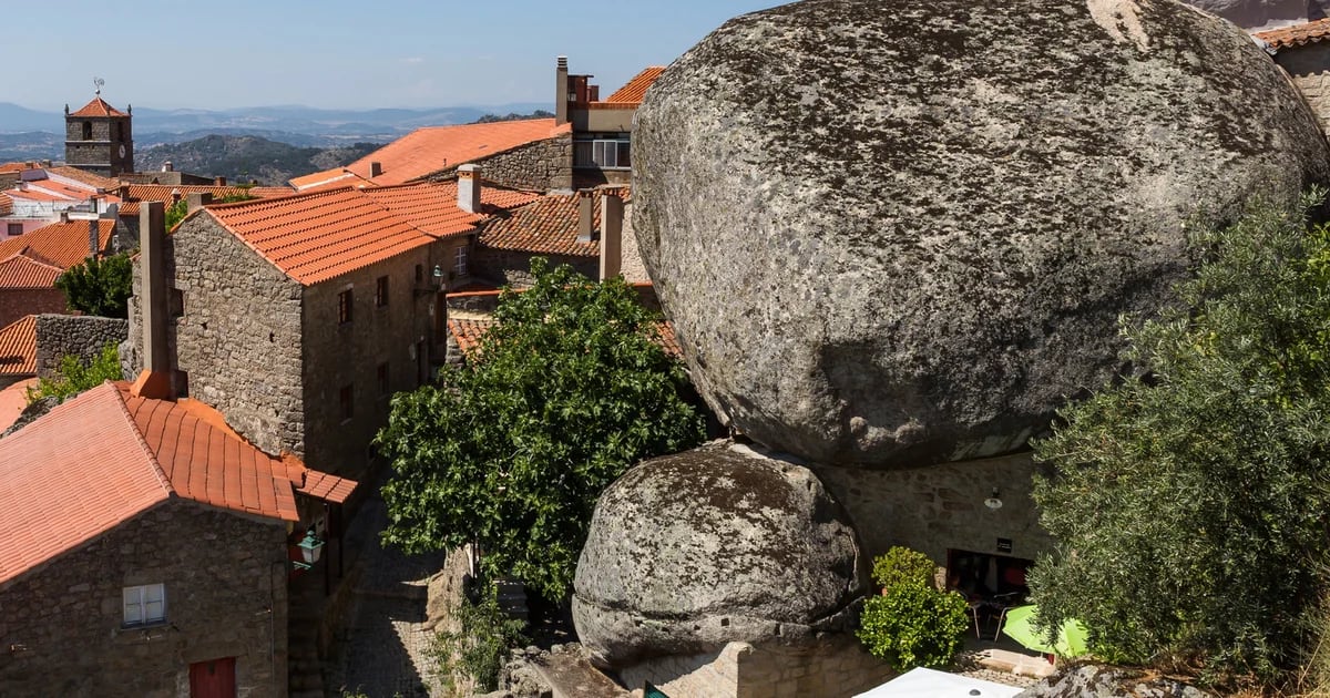 Casas esmagadas pelas rochas: é a incrível cidade de Portugal que fica a apenas meia hora de Espanha