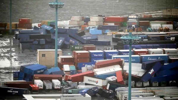 Contenedores impactados por la tormenta en un puerto de Osaka (AP)