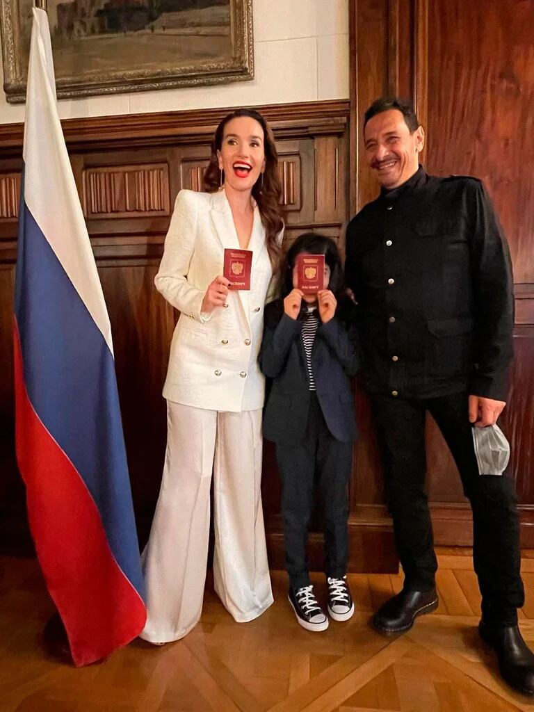 El día que Natalia Oreiro y su hijo recibieron la ciudadanía rusa