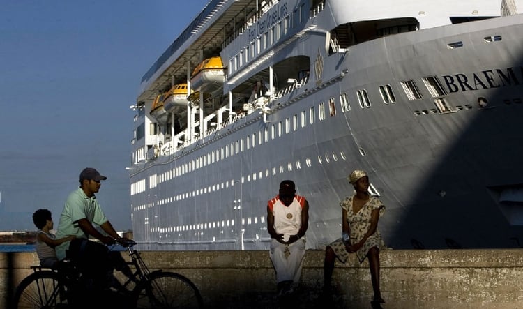El crucero Braemar de la línea Fred Olson, anclado en La Habana (AP/archivo)