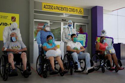 FOTO DE ARCHIVO: Varios pacientes recuperados de la COVID-19 en sillas de ruedas antes de ser dados de alta del hospital "Tierra y Libertad" de Monterrey, México, el 24 de julio de 2020. REUTERS/Daniel Becerril