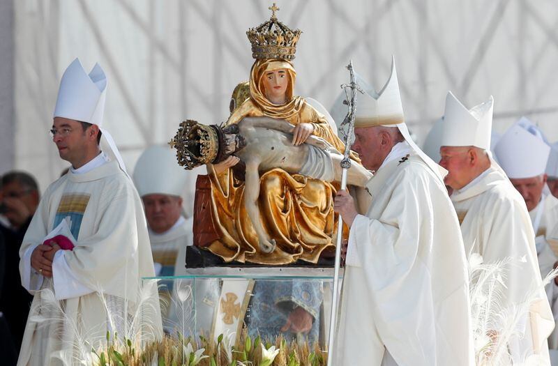 El papa Francisco celebra una misa a Nuestra Señora de los Siete Dolores en Sastin, Eslovaquia el 15 de septiembre del 2021. (REUTERS/David Cerny)