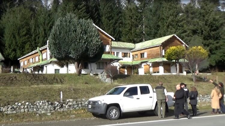 El ex hotel IOS está siendo desmantelado por los mapuches (foto de archivo: NA)