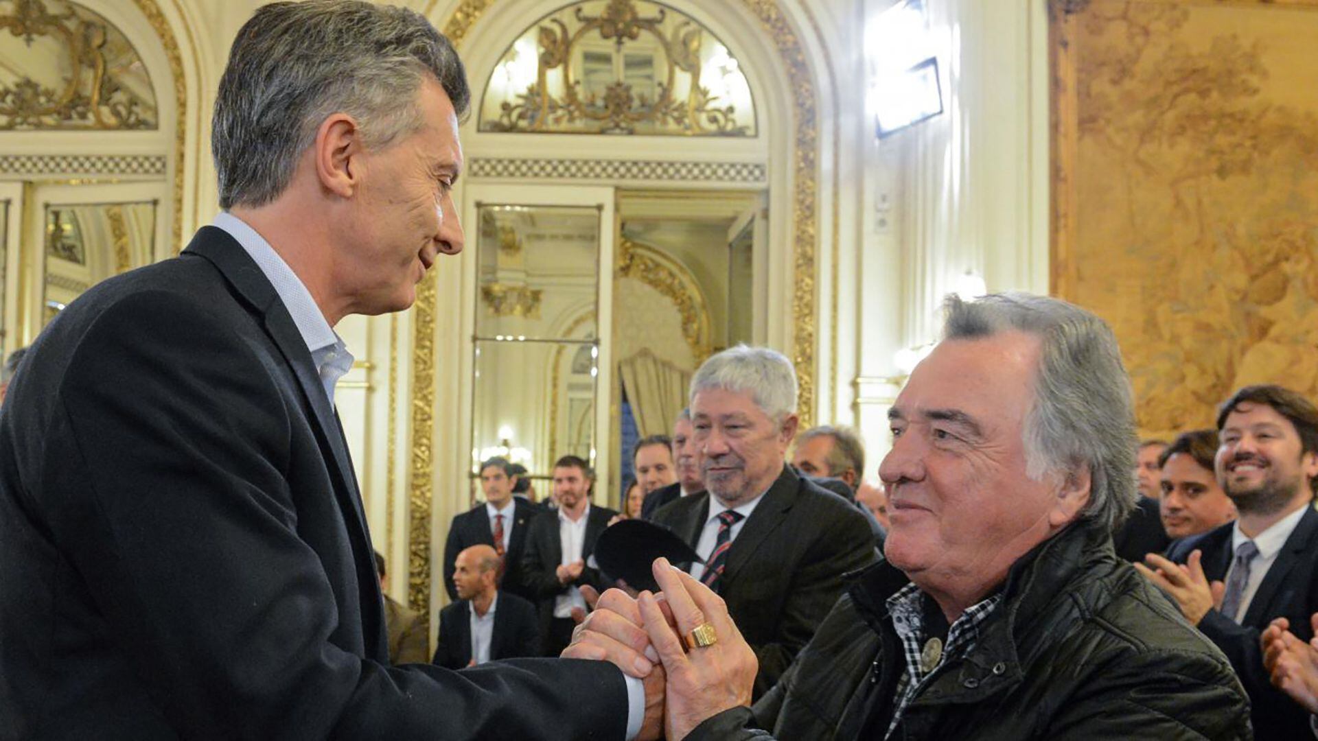 Luis Barrionuevo saluda a Mauricio Macri en la Casa Rosada