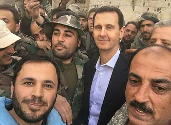El dictador Bashar al Assad juntos a sus tropas