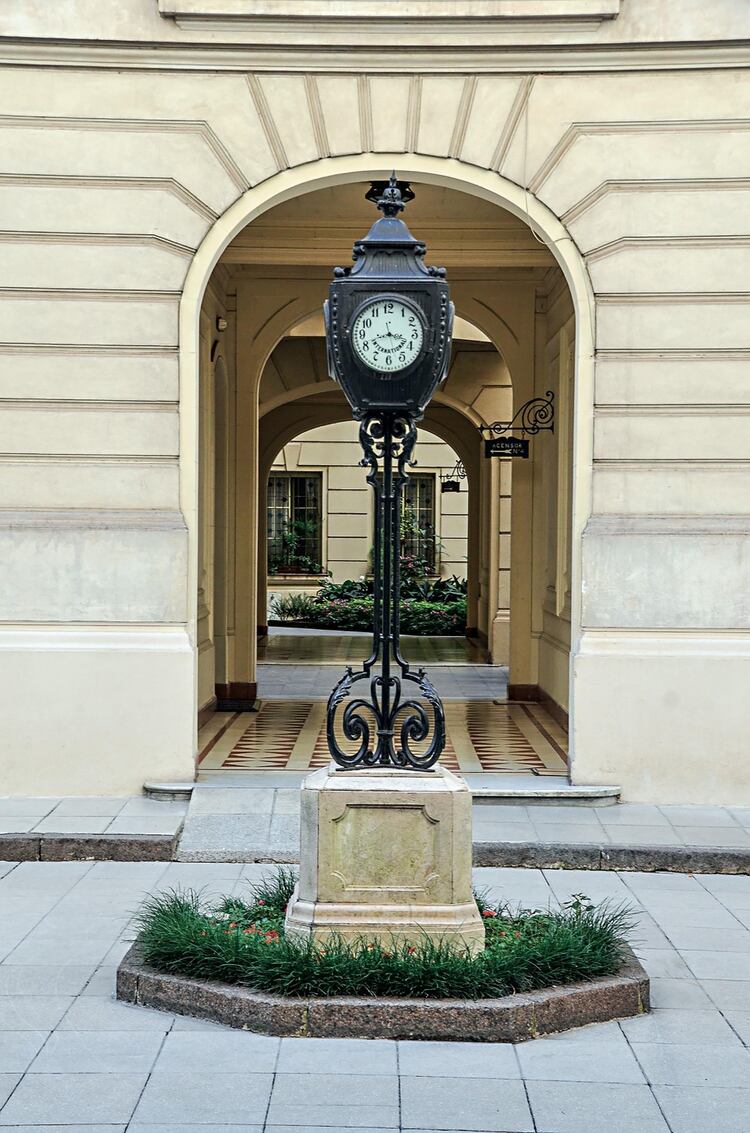 El reloj de cuatro caras que es uno de los emblemas de Los Patos.