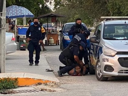 Al menos 4 elementos de la policía municipal en Tulum asesinaron a una mujer que caminaba sobre la calle (Foto: Facebook/Inspector Nocturno Cancún)
