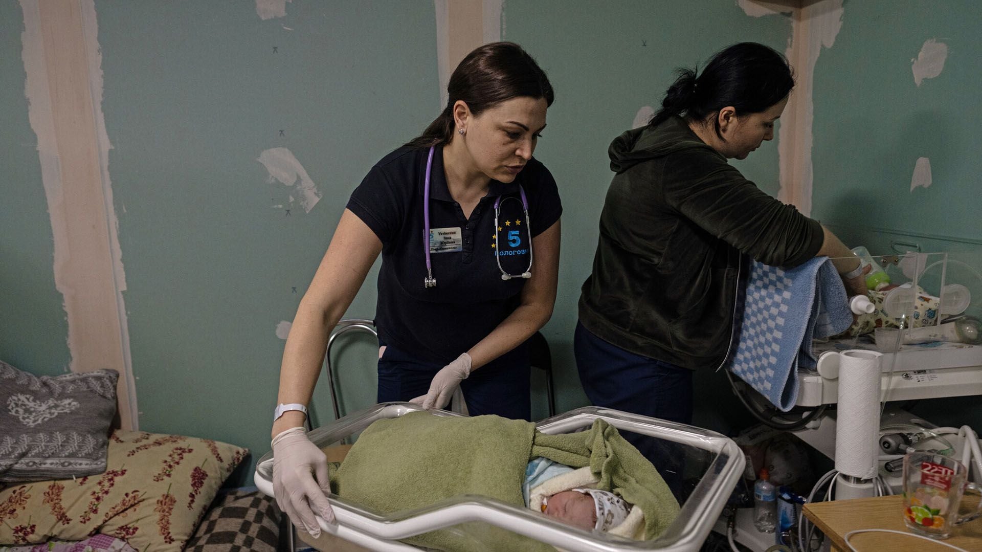 Enfermeras ucranianas atendiendo a los recién nacidos en una maternidad improvisada en un sótano de Kiev el mes pasado