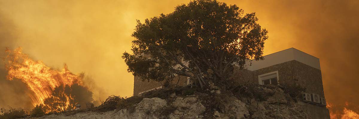 El incendio forestal quemó hasta un 15% de la superficie de la isla, los bosques ardieron por una semana entera (AP/Petros Giannakouris)