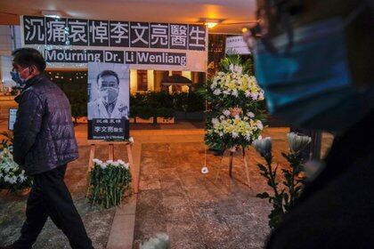 Uno de los homenajes en Hong Kong a Li Wenliang (REUTERS/Tyrone Siu/Archivo)