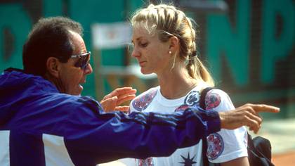 Nick Bollettieri con Mary Pierce en 1994 en París. El año anterior, el padre Jim fue expulsado del estadio por su mal comportamiento y la tenista rompió relaciones con su padre.