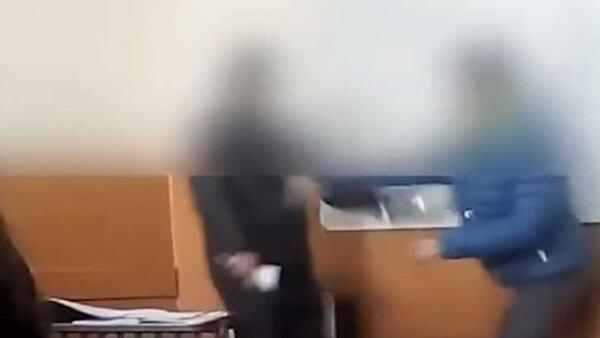 El estudiante insultó, empujó y golpeó dos veces al docente