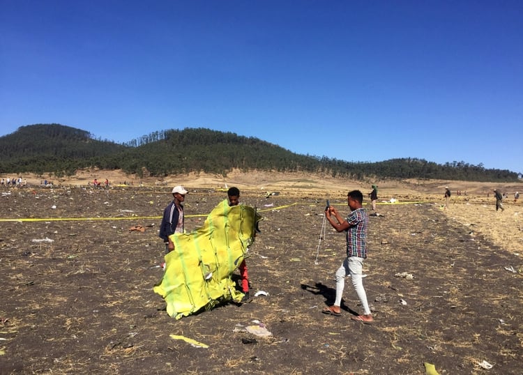 Un civil toma una foto de los restos del avión de Ethiopian Airlines (REUTERS/Tiksa Negeri)