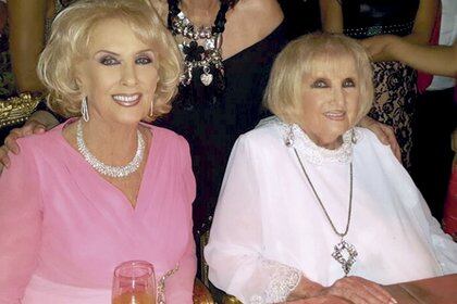 Con su hermana gemela, Goldie, durante el festejo de su cumpleaños número 90