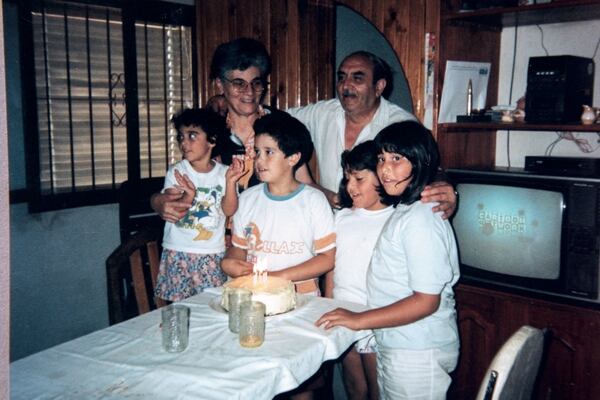 La mujer y su esposo Leonardo junto a su nieto y sobrinos en el año del milagro, 1997