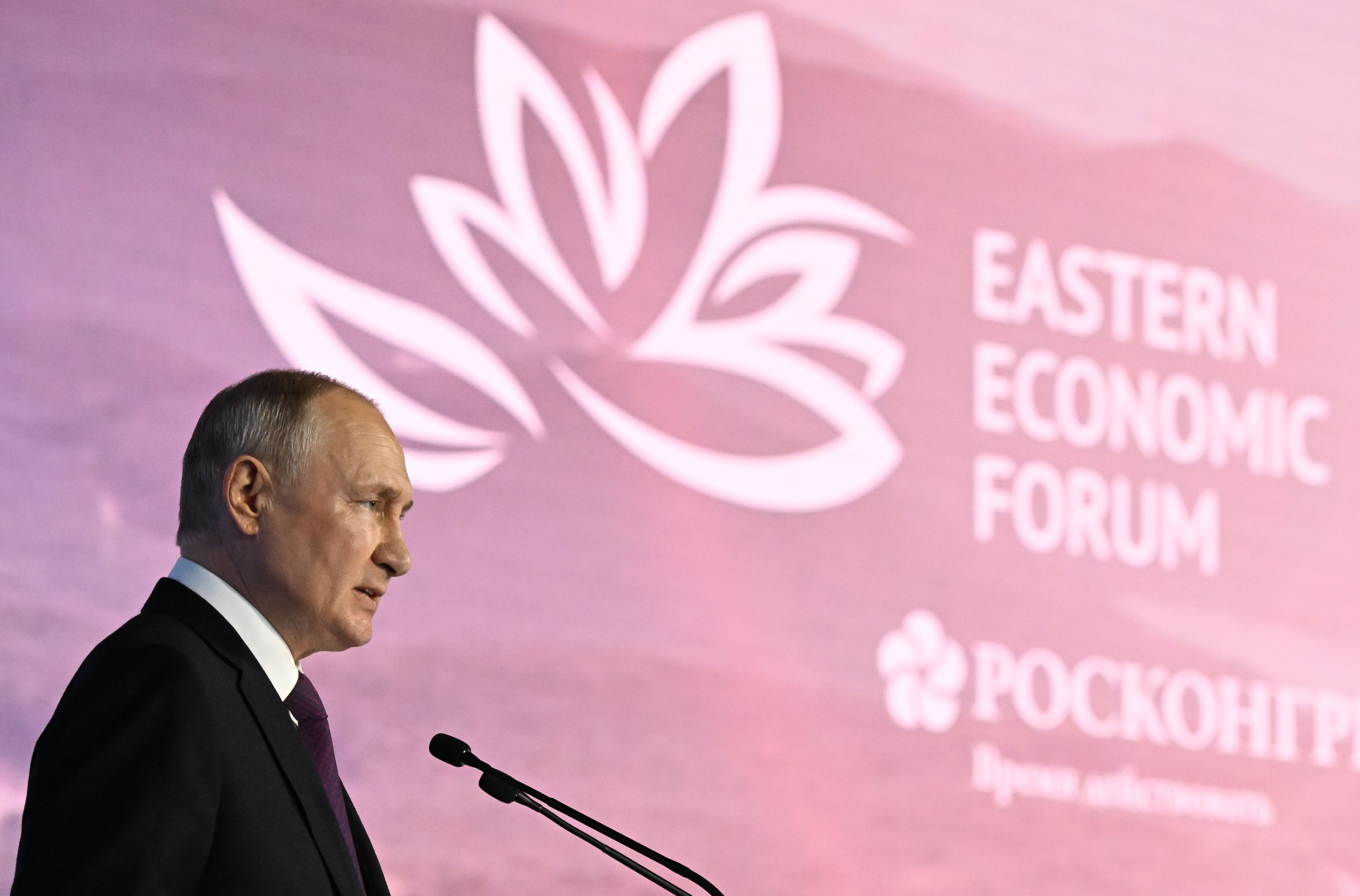 El presidente de Rusia, Vladimir Putin, este martes en el Foro Económico Oriental que se celebra en Vladivostok, en el extremo oriente del país. EFE/EPA/PAVEL BEDNYAKOVSPUTNIK/KREMLIN / POOL MANDATORY CREDIT