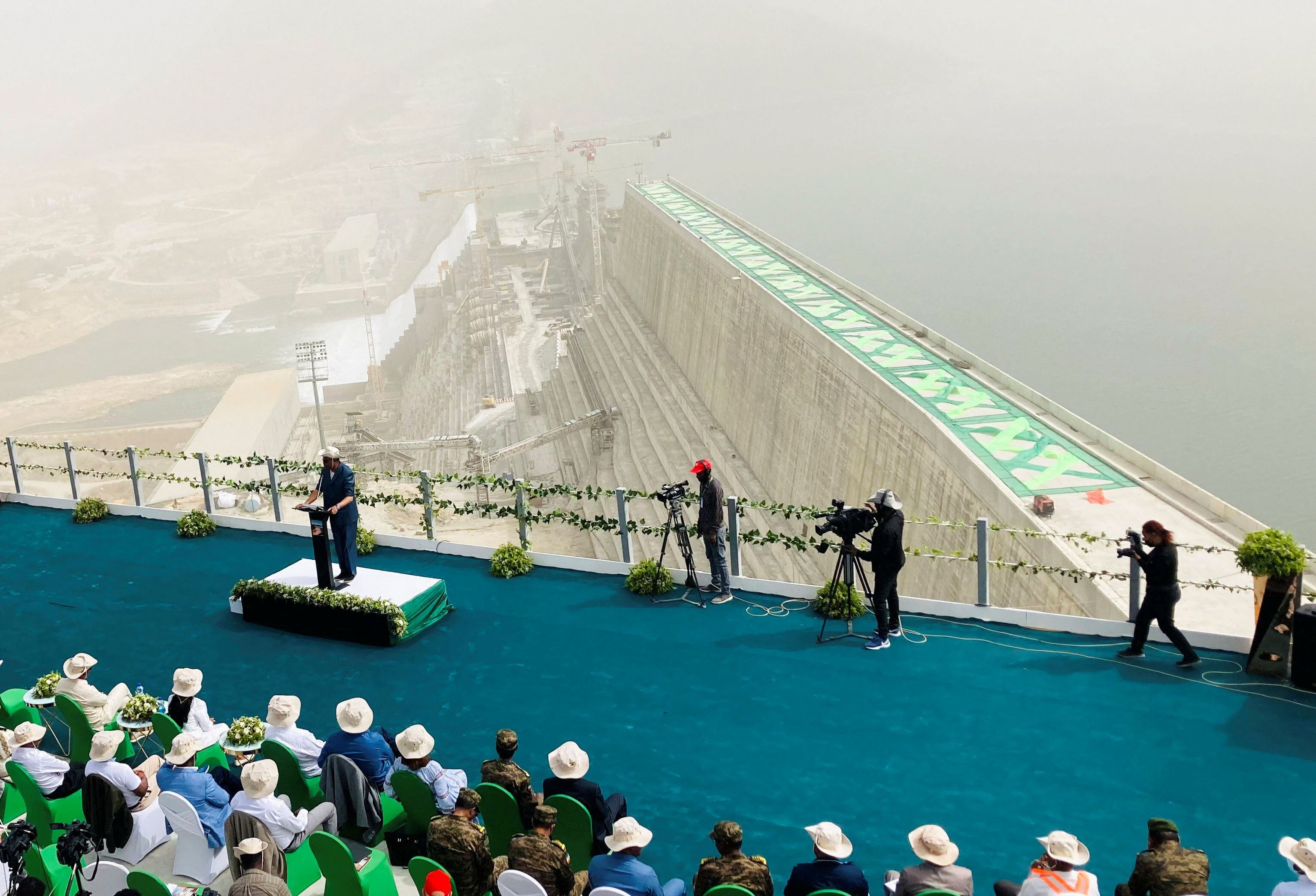 Ceremonia de inicio de provisión de energía de la "Gran Represa del Renacimiento Etíope", en febrero de 2022. La obra preocupa enormemente a Egipto que la calificó de "amenaza existencial" (Reuters)
