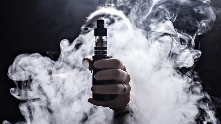 Los peligros asociados a la utilización de cigarrillos electrónicos ya son bien conocidos (Shutterstock)