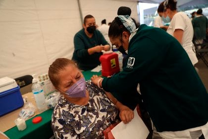 Se tiene contabilizado un total de 3,927,307 personas con el esquema completo de vacunación(Foto: EFE/Sáshenka Gutiérrez)