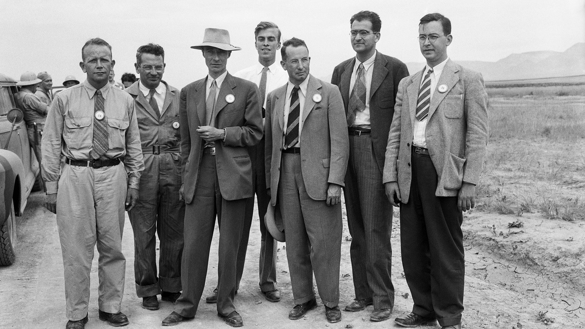 En el sitio de prueba nuclear cerca de Alamogordo, Nuevo México, los científicos de la bomba atómica miden la radiactividad en partículas de arena chamuscada 2 meses después de la explosión. De pie, de izquierda a derecha: Dr. Kenneth.T. Bainbridge (Universidad de Harvard); Joseph G. Hoffman (Búfalo, Nueva York); Dr. J.R. Oppenheimer, Director del Proyecto de Bomba Atómica de Los Álamos; Dr. L.H. Hempelman (Universidad de Washington en St. Louis); Dr. RF Bacher (Universidad de Cornell); Dr. V. W. Weisskopf, (Universidad de Rochester); y el Dr. Richard W. Dodson (California). (Bettmann Archive)