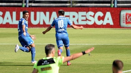 08-11-2020 Buenos Aires: En partido válido por la segunda jornada de la 6ta zona de la Copa de la Liga Profesional, Kimnasia celebra el primer gol de Welles Charlesfield en una pelea con La Plata.  Foto: Ignacio Amigoni /