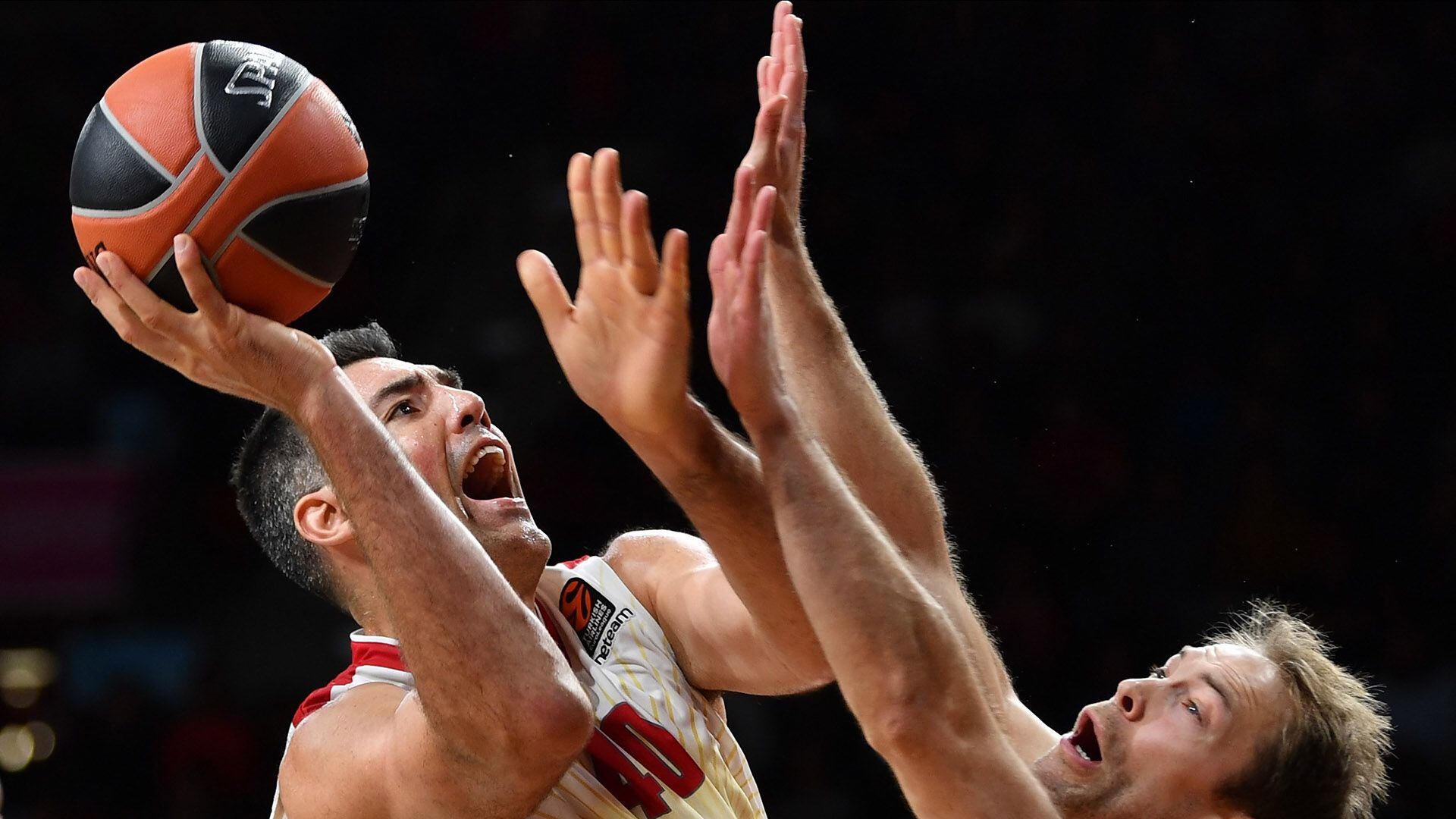 Luis Scola actualmente juega en Milano (EFE)
