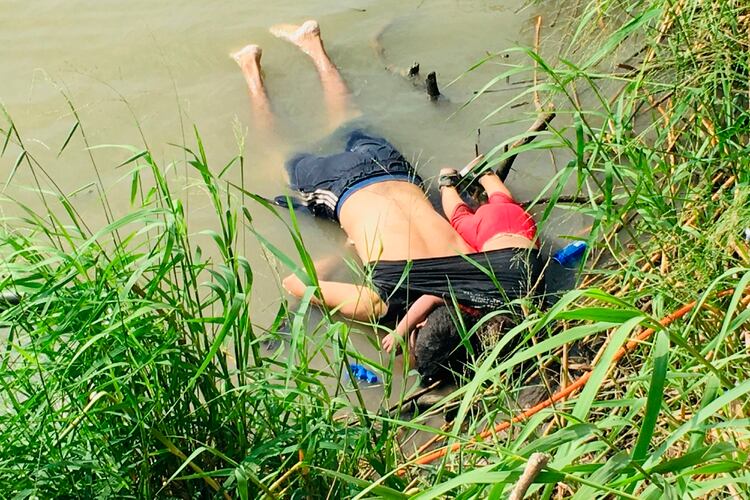 La fotografía del migrante salvadoreño Óscar Martínez, ahogado junto a su hija Valeria de casi dos años, ha conmocionado al mundo y puesto en evidencia la crisis migratoria en Norteamérica (Foto: AP)