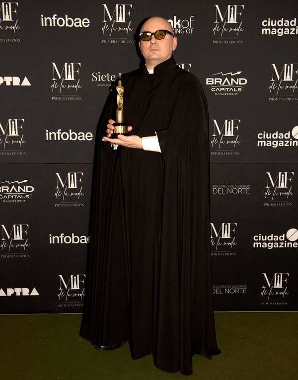 El diseñador argentino Pablo Ramírez con su inconfundible tono negro . Ganó como el mejor diseñador 