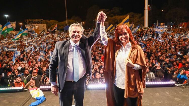La dupla FernÃ¡ndez cerrÃ³ la campaÃ±a en Rosario frente a una multitud