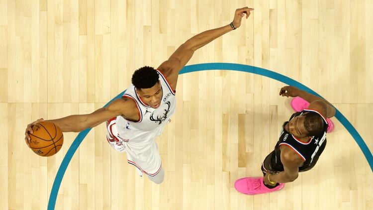 (Reuters) Antetokounmpo se elevó sobre Durant y alcanzó el pase de Curry