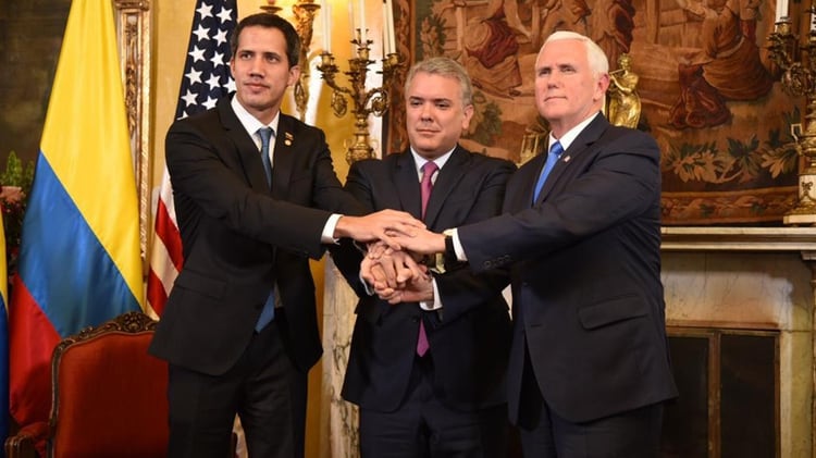 Estados Unidos fue el primer país en reconocer a Juan Guaidó como presidente encargado de Venezuela, y el vicepresidente Pence se reunió con él en Bogotá, antes de la Cumbre del Grupo de Lima, que organizó el mandatario colombiano Iván Duque, también en la foto.