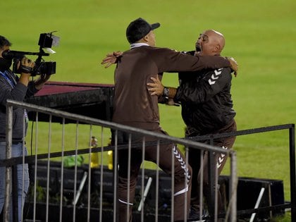 El abrazo del Chocho Llop, entrenador del equipo, con su cuerpo técnico (Foto: Fotobaires)