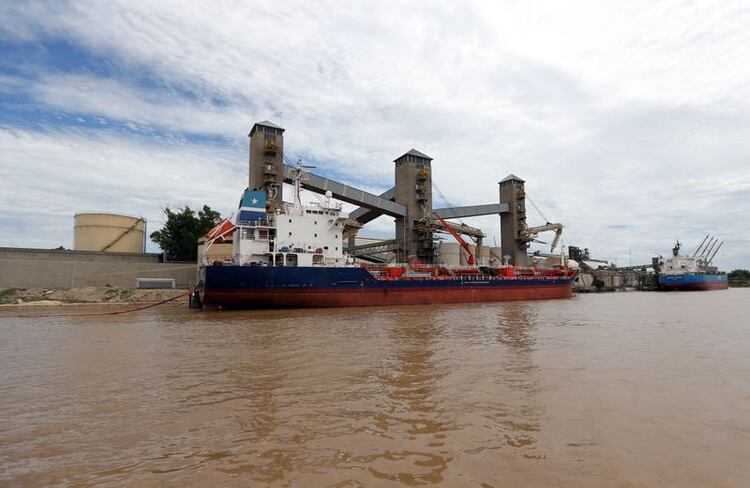Por el sistema portuario del rio Paran, egresa el grueso de la produccin agrcola nacional