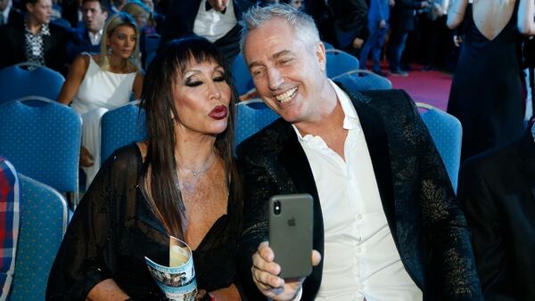 Moria Casán y Marley se toman una selfie durante la ceremonia