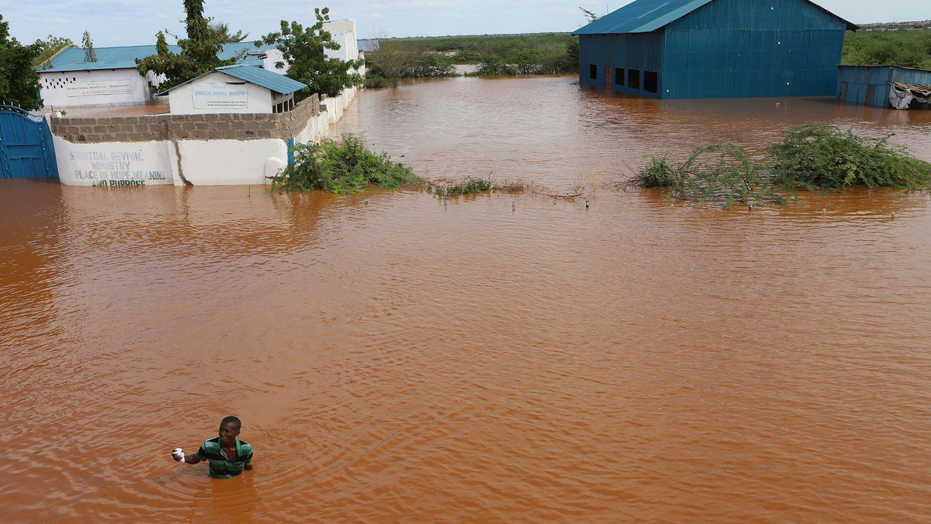 Al menos 40 personas murieron en el oeste de Kenia tras el colapso de una presa tras las fuertes lluvias