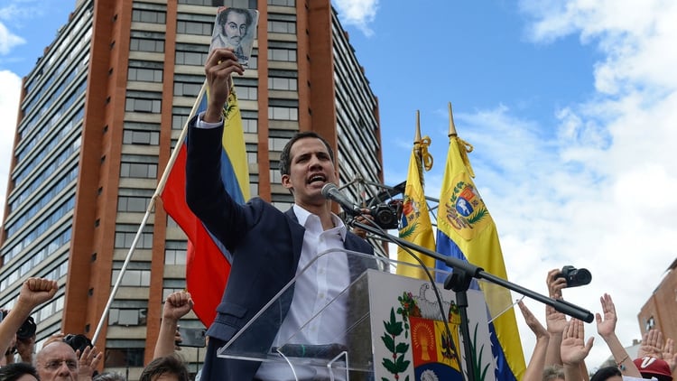 Juan Guaidó juró como presidente interino de Venezuela el 23 de enero, ante una multitud en Caracas (AFP)
