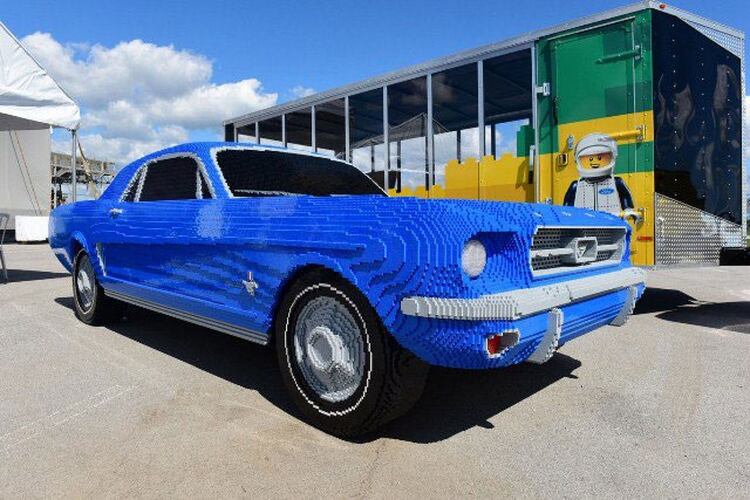 El primer Mustang, de 1964, en el predio de LegoLand, en Florida