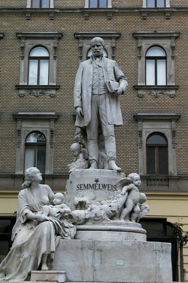 La estatua de Semmelweis con una madre y su hijo en el Hospital de Viena