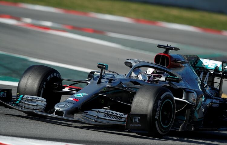 Lewis Hamilton buscará en el 2020 ganar su séptimo título de pilotos en la F1 (REUTERS/Albert Gea)