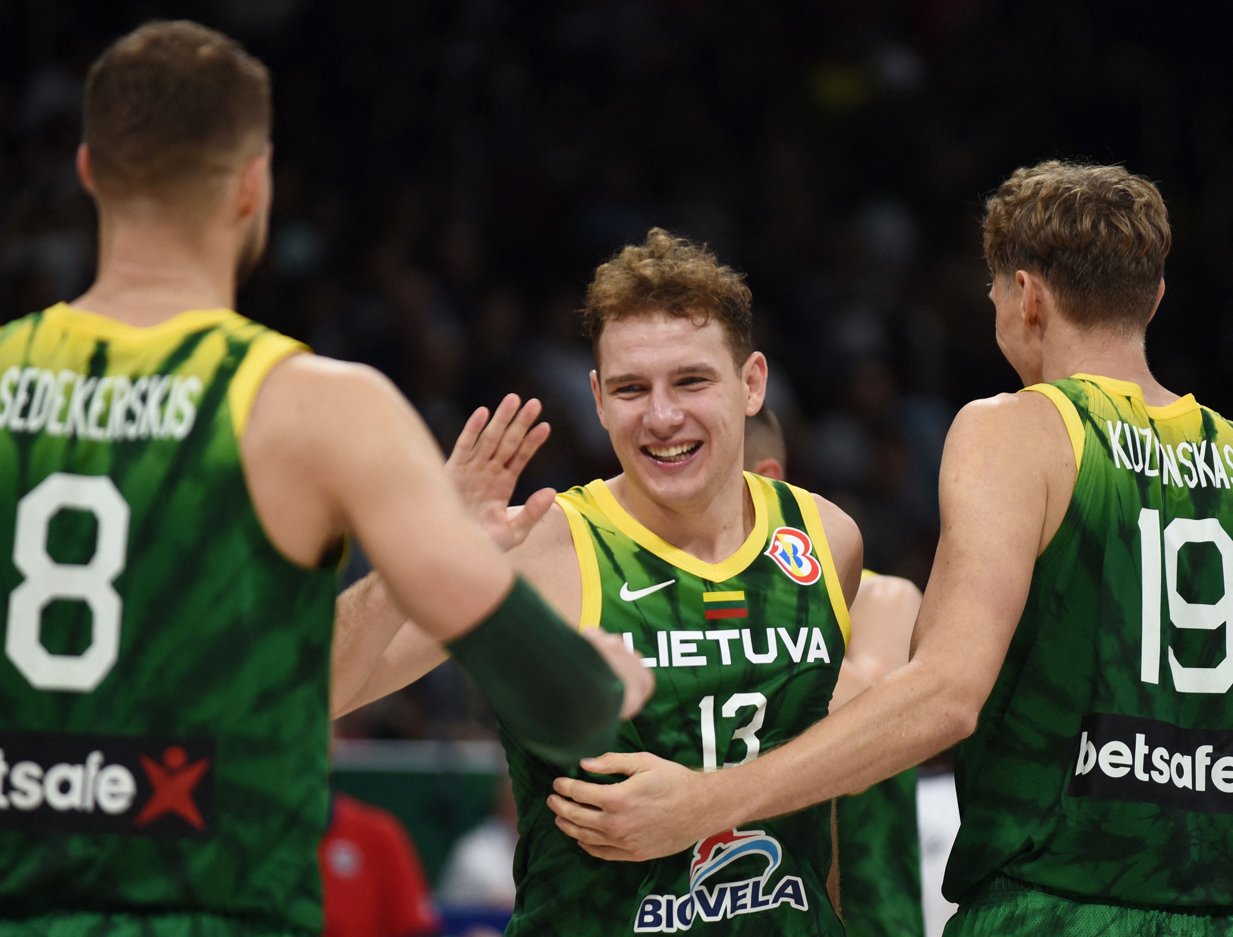 Lituania festeja tras derrotar a los Estados Unidos, pero ahora deberá jugar con un candidato temible: Serbia