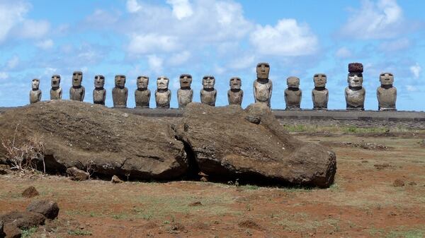La Isla de Pascua, denominada Rapa Nui en la lengua de su pueblo originario, los rapanuis, y ubicada a unos 3.800 kilÃ³metros al oeste de la costa de Chile, en el ocÃ©ano PacÃ­fico