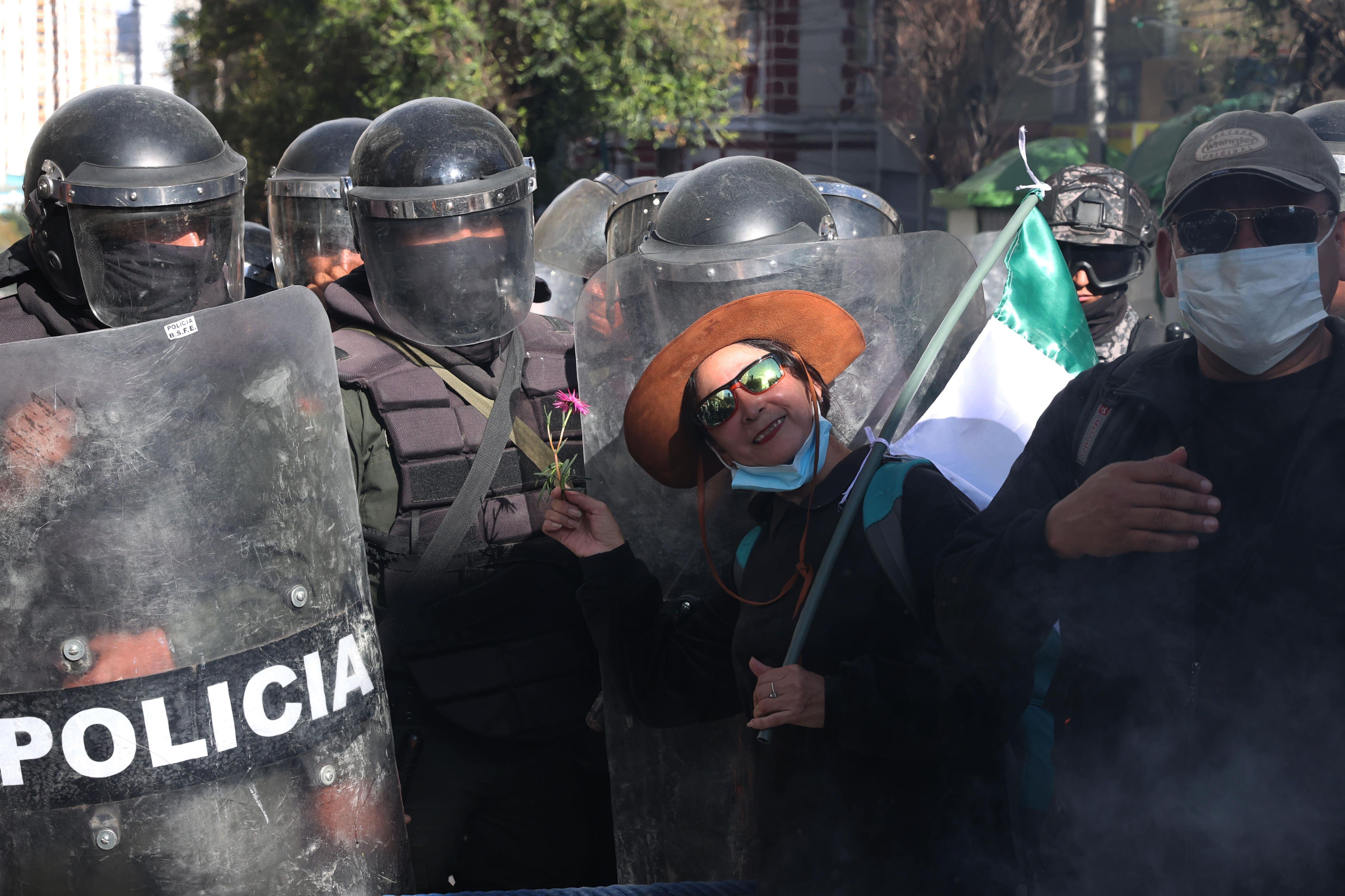 Policías hacen presencia durante una protesta de maestros en La Paz (EFE/Luis Gandarillas)