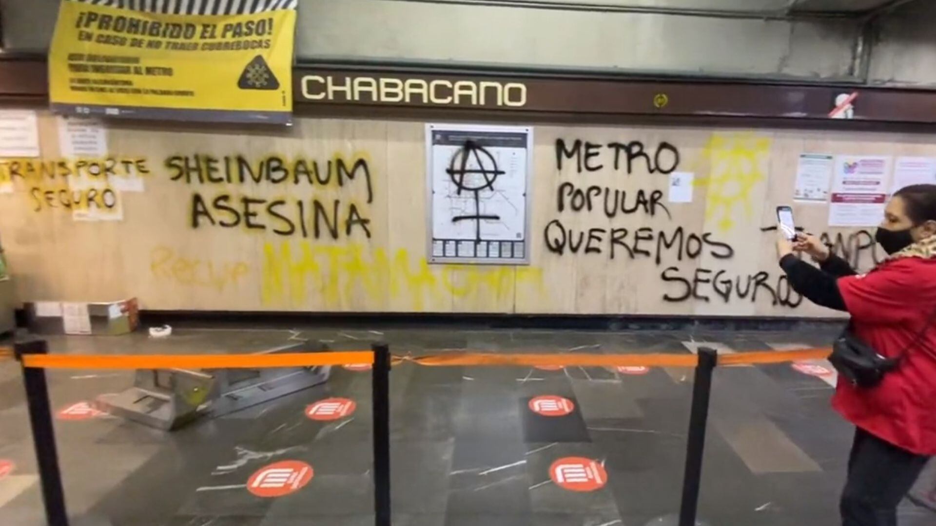 Sheinbaum asesina”: encapuchadas realizaron pintas en Metro Chabacano por  choque en Línea 3 - Infobae