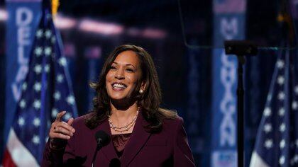 La senadora estadounidense Kamala Harris (D-CA) acepta la nominación demócrata a vicepresidente durante un discurso de aceptación pronunciado para la Convención Nacional Demócrata 2020 en gran parte virtual desde el Chase Center en Wilmington, Delaware, EE. UU., 19 de agosto de 2020. REUTERS / Kevin Lamarque