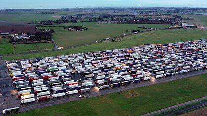 Una imagen aérea muestra líneas de camiones de carga y vehículos pesados estacionados en la pista del aeropuerto de Manston, en el sudeste de Inglaterra, el 22 de diciembre de 2020 (Foto de William EDWARDS / AFP)